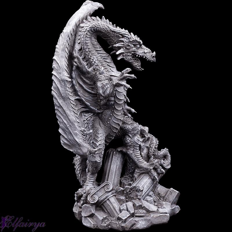 Kampf-Drache auf zerstörten Säulen